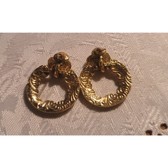 Vtg Gold tone earrings with roses - Picture 6 of 8